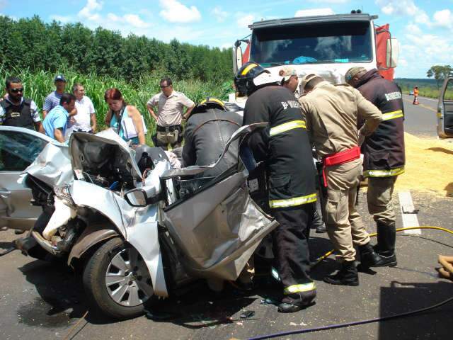  Dois homens morrem em engavetamento entre 4 ve&iacute;culos na BR-267