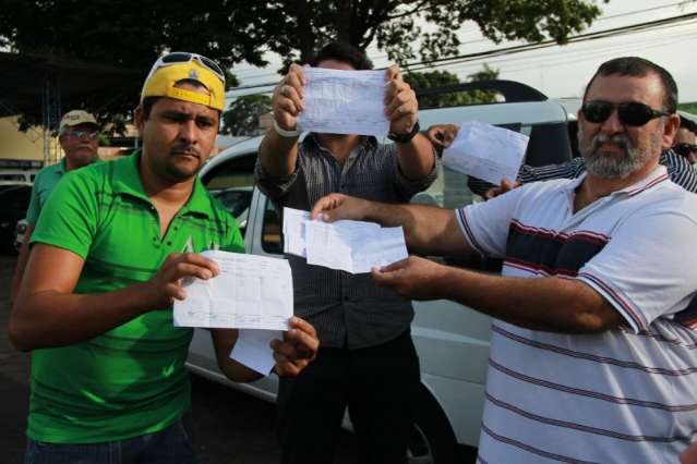 Sem receber horas extras, motoristas fazem protesto em secretaria