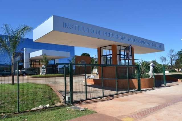 Com Hospital de C&acirc;ncer sob risco de fechar, governador vai a Barretos