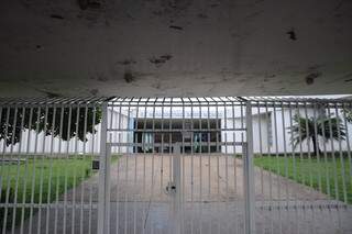 Escola Estadual Maria Constança de Barros Machado fechou as portas nessa tarde (Foto: Paulo Francis)