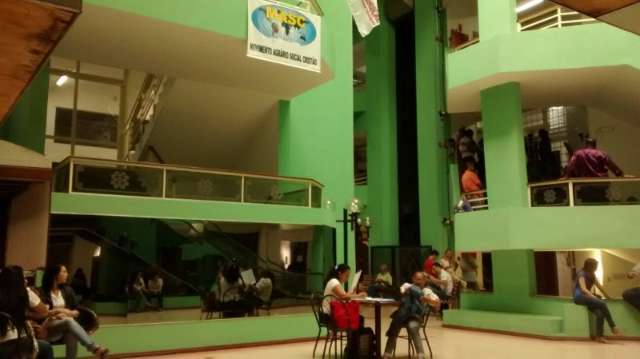 Sem terra ocupam sede do Incra; servidores est&atilde;o em greve desde sexta