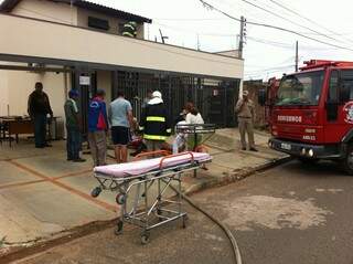 Bombeiros resgatando uma das vítimas: incêndio foi no Tiradentes (Foto: Evelyn Souza)