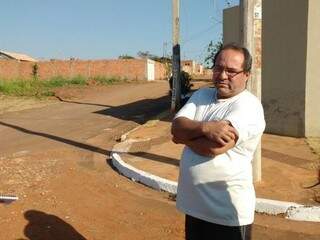 Antônio mora na região há 3 anos e conta que já teve a casa arrombada duas vezes.  (Foto: Simão Nogueira) 