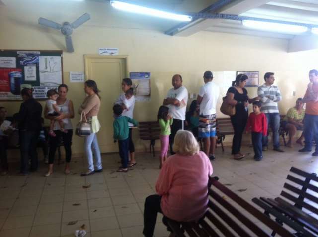 Posto de sa&uacute;de amanhece lotado e falta vacina contra gripe