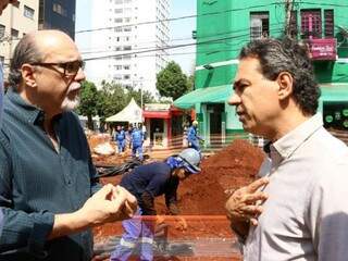 Carlos Clementino  e prefeito Marquinhos em visita as obras. (Foto: Henrique Kawaminami)