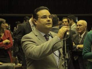 Deputado durante a fala na sessão. (Foto: Daniel Neves) 