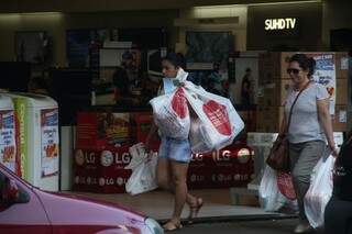 Consumidoras saíram de loja carregadas com sacolas cheias de produtos de beleza (Foto: Marcos Ermínio)