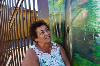 Anuncia Soto Evangelista olha para a pintura e fala das lembranças de sua vida (Foto: Alana Portela)