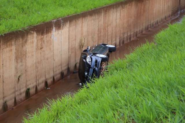 Grupo em Vectra sai de festa e cai no C&oacute;rrego Segredo; tr&ecirc;s ficaram feridos