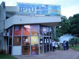 Fila na porta da Central do IPTU (Foto: André Bittar)