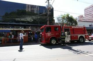 Princ&iacute;pio de inc&ecirc;ndio em loja de galeria mobiliza bombeiros no Centro