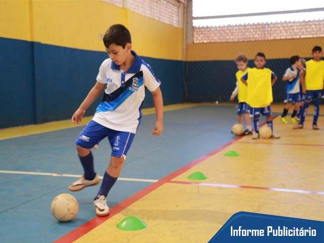 Treinamento futsal de futebol para crianças. Jovem jogador de