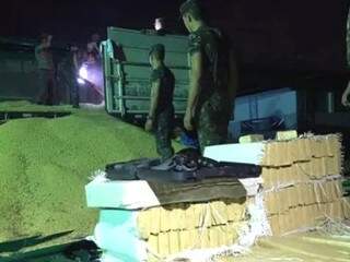 Droga estava escondida em carga de soja que iria para o estado gaúcho (Foto: Divulgação/Porã News)