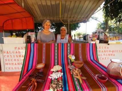 Mãe e filha divulgam os sabores da Bolívia com mingau de milho roxo