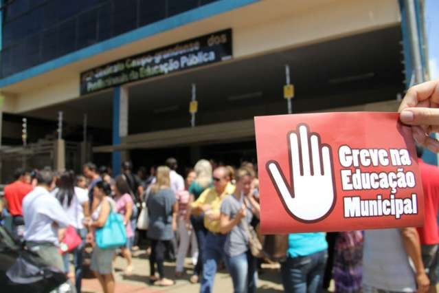 Professores decidem manter greve e cobrar reajuste na Justi&ccedil;a
