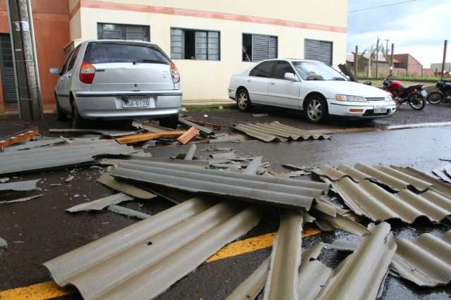 Temporal deixa rastro de destrui&ccedil;&atilde;o e preju&iacute;zos em Campo Grande