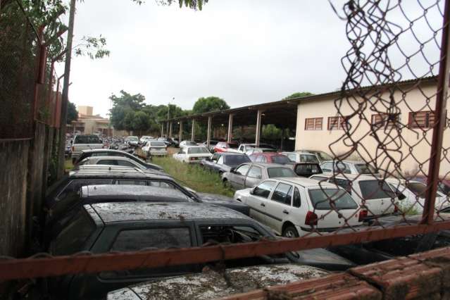 Jovem liderava adolescentes no furto de pe&ccedil;as no p&aacute;tio de delegacia