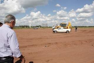 O governador Reinaldo Azambuja durante vistoria ao local onde será construído o Hospital Regional de Três Lagoas (Foto: Agesul/Divulgação)