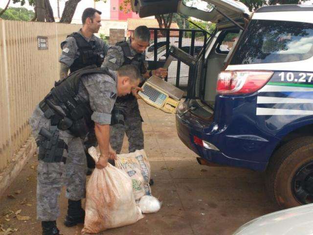 PM prende 2 homens com 31 quilos de coca&iacute;na enterrados no quintal