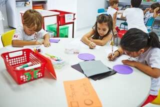 Na educação infantil acontece imersão total na língua inglesa através das atividades. 