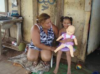 Yasmin com a boneca que ganhou no colo, ao lado da mãe. (Fotos: Marta Ferreira) 