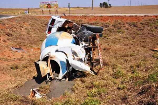  Caminh&atilde;o betoneira cheio de concreto capota em Costa Rica