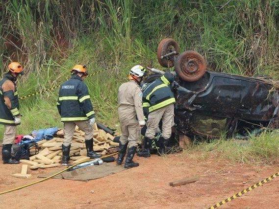 Jovem perde controle de dire&ccedil;&atilde;o e capota carro com 423 kg de maconha