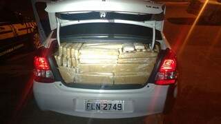 Carro roubado viajava abarrotado de droga e com placa falsa. (Foto: Divulgação/PRF)