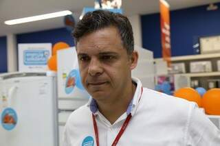 Roberto Costa, gerente da loja City Lar conta que o consumidor pode economizar em média, 30% com uma geladeira nova. (Foto: Fernando Antunes)
