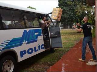 A polícia comprou e doou R$ 5 mil em fraudas geriátricas (Foto: Divulgação/ Polícia Civil) 