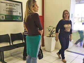 Filha de Alceu Bueno foi até a delegacia junto com a mãe para registrar desaparecimento de ex-parlamentar (Foto: Julia Kaifanny)