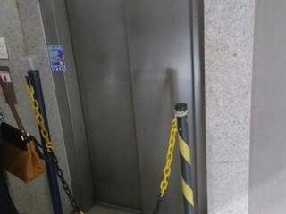 Na tarde desta sexta-feira (27) um dos elevadores não estava em funcionamento. (Foto: Christiane Reis)