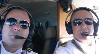 Matheus e Benedito, em um dos voos durante 5 anos de trabalho juntos. (Foto: Reprodução Facebook)