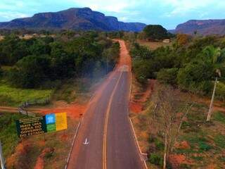 Estrada ecológica é o principal acesso a distritos da região.(Foto: Chico Ribeiro)