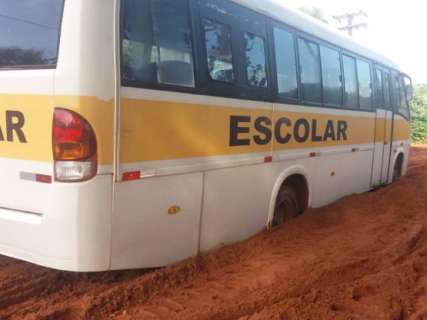 Ônibus escolar atola na Chácara dos Poderes e alunos perdem dia de estudo