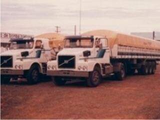 Os dois primeiros caminhões da empresa (Foto: Reprodução/site da empresa)