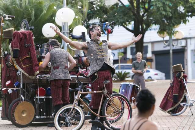 Fim de semana tem anivers&aacute;rio de boate e a apresenta&ccedil;&atilde;o circense Clake 