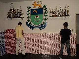 Dois ve&iacute;culos carregados com cigarros contrabandeados s&atilde;o apreendidos