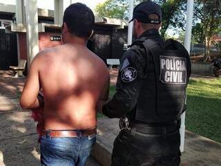 Homem preso acusado de vender droga perto de escola é conduzido por policial do SIG (Foto: Adilson Domingos)
