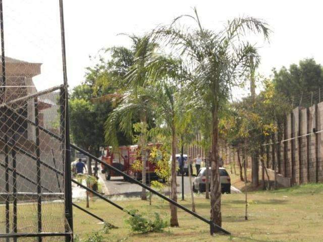 Pedreiro fica ferido ap&oacute;s se desequilibrar e cair de andaime 