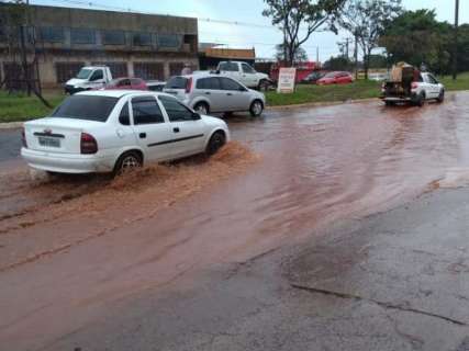 Chuva transforma avenida em rio e motoristas se arriscam para passar