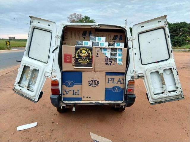 Motorista &eacute; flagrado com 1850 caixas de cigarros contrabandeados