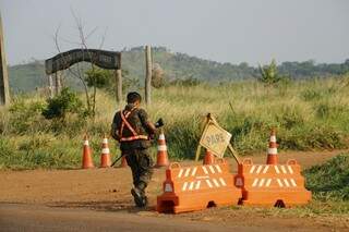 Exército faz barreira em Antônio João durante conflito fundiário. (Foto: Eliel de Oliveira)
