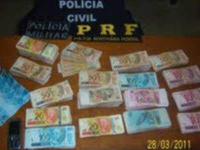  PRF apreende mais de R$ 56 mil em notas 
