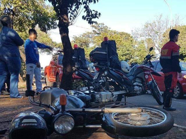 Motociclista sofre fratura ap&oacute;s bater na traseira de caminh&atilde;o parado em sem&aacute;foro