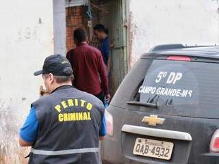 Policias e peritos na residência onde o adolescente foi torturado e interrogado por 12 horas (Foto: Henrique Kawaminami) 
