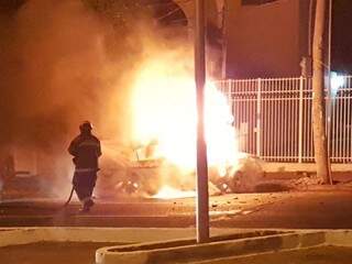 Bombeiro durante o combate às chamas que tomaram conta do Honda City (Foto: Direto das ruas)