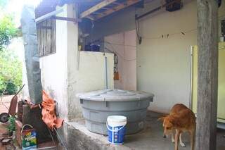 Para passar uma semana isolado de tudo, Clodoaldo faz um estoque de água potável, que traz de Aquidauana, e outro com água da chuva, para higiene pessoal e limpeza da casa (Foto: Marcos Ermínio)