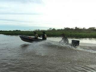 Policiais se deslocam de barco para operação. (Foto: Divulgação)