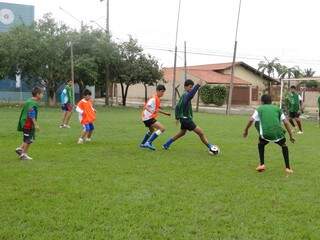 Em comemoração a XV Semana Antidrogas, alunos participam de futebol de campo. (Foto: Assessoria CRF/MS). 